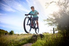 Der er også færre på mountainbike nu end i 2020: Et fald fra 4,0 pct. i 2020 til kun 2,1 pct. i 2025. Måske er nogle begyndt at køre ’gravel’ i stedet, en kategori, som kun er målt i 2025, hvor 1,2 pct. af de voksne angav, at de kører gravel mindst en gang om ugen.