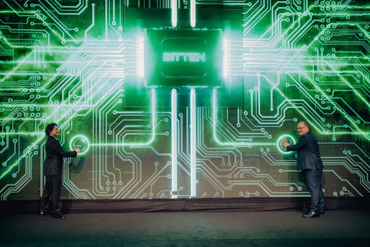 Sune Tornbo Baastrup, Chief Information Officer hos Danfoss, og professor Claudio Pica, direktør for SDU eScience Center tænder officielt for den nye supercomputer.