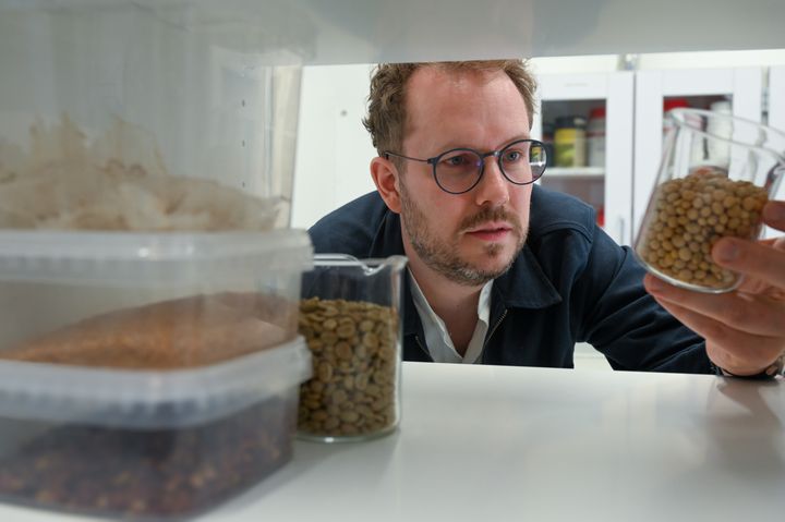 Mathias Porsmose Clausen er lektor på Det Tekniske Fakultet og forskningsleder i SDU FOOD MATTERS. Han skal stå i spidsen for det nye projekt om mikrostrukturen i bønner.