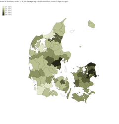 Kort med farveskygger viser procentdelen af skolebørn under 12 år, der deltager i skolefritidsordninger mindst tre dage om ugen i forskellige regioner i Danmark.