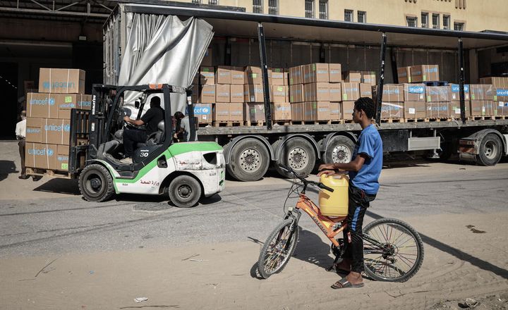 UNICEF delivered medical life-saving supplies to help meet the basic needs of Al-Nasr Hospital in Khan Younis. Thousands of people, including children, will receive essential and much-needed lifesaving support.