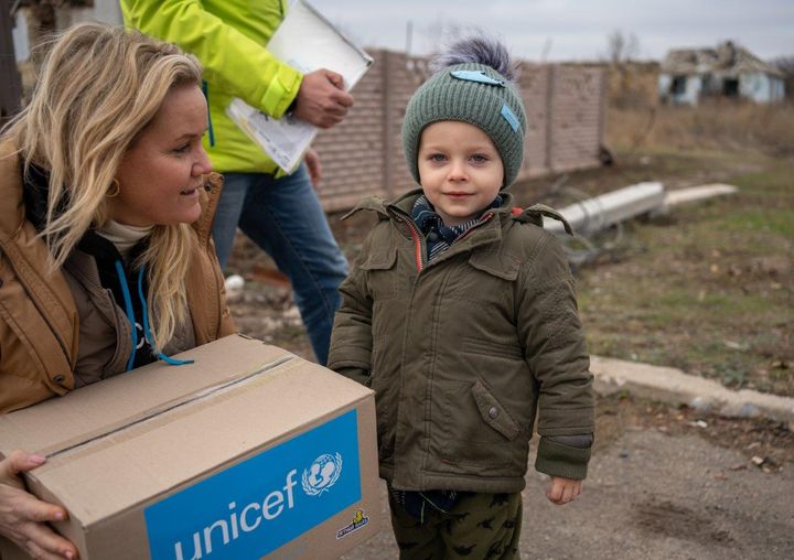 3-årige Bogdan modtager vintertøj i Mykoleiv i det sydlige Ukraine af Susanne Dahl, generalsekretær i UNICEF Danmark.