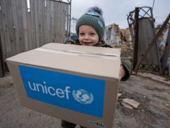 3-årige Bogdan får uddelt vintertøj i Mykoleiv