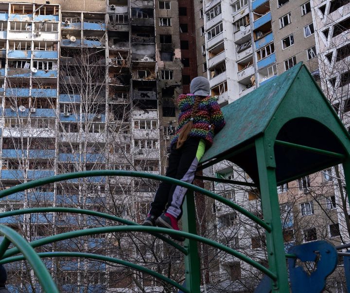 Kyiv februar 2024, en pige på legepladsen foran boligblok, der er blevet ramt af russiske bombardementer ©UNICEF/UNI519474/Filippov