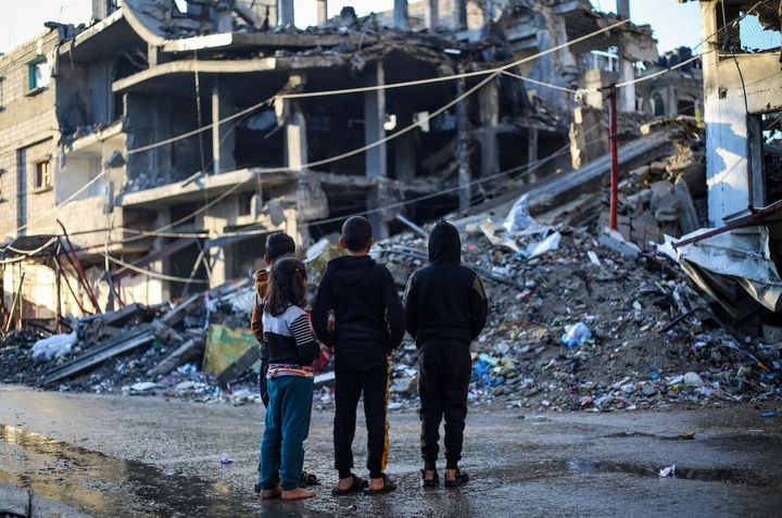 Børn foran et bombet hus i Rafah i Gaza-striben.
