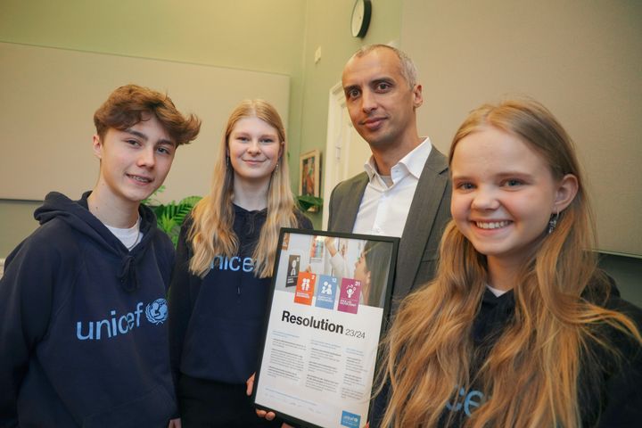 Oskar, Sarah og Mathilde fra UNICEFs Nationale Rettighedsråd overrækker rådets anbefalinger til undervisningsminister Mattias Tesfaye (S).