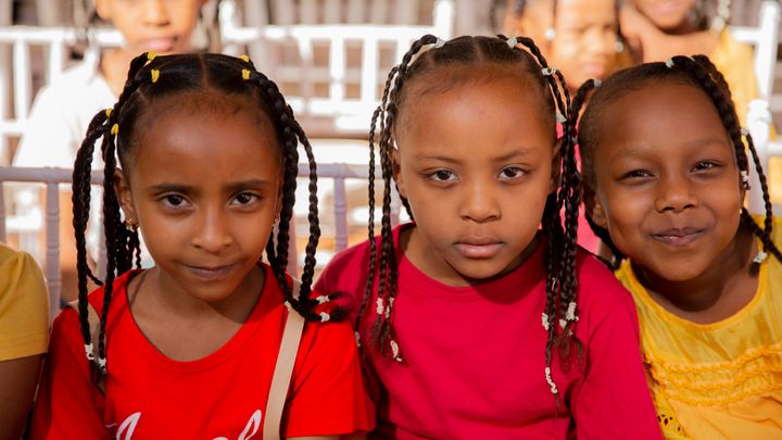 Elever på en pigeskole i Khartoum i Sudan markerer den internationale dag for nultolerance af pigeomskæringer (6. februar).