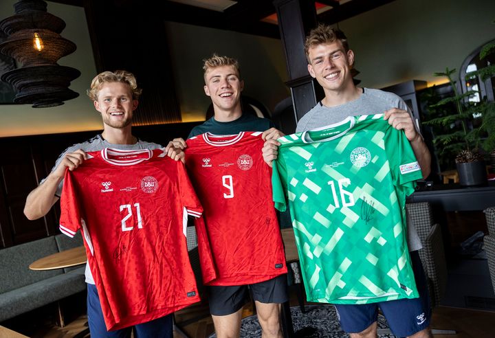 Morten Hjulmand, Rasmus Højlund og Mads Hermansen med deres signerede trøjer.