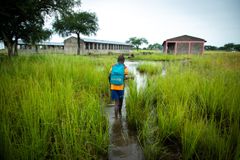 Aboya, 12, walks towards her school. Her school narrowly escaped the floods, allowing people affected by the floods to take refuge there: "When I saw the water invading our house, I was very worried. Now, my family and I are living temporarily in my school until the flooding stops. I'm due to return to school in a few days, but because of the flooding I don't know if that will be possible," says Aboya. The violent floods of recent days in the Gambella region of Ethiopia have affected more than 30,000 people and resulted in an alarming increase in the number of cases of malaria and diarrhoea, particularly among children. The village of Olow, located in the Jor district, has been particularly hard hit. Here, the main road as well as the village are flooded, forcing the inhabitants to take refuge in the nearby village school.