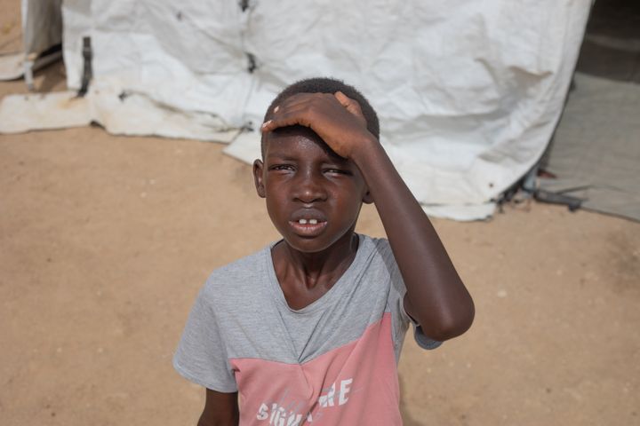 Ali Taha Yousif, 10 år, under en brændende varm sol i Sudan.