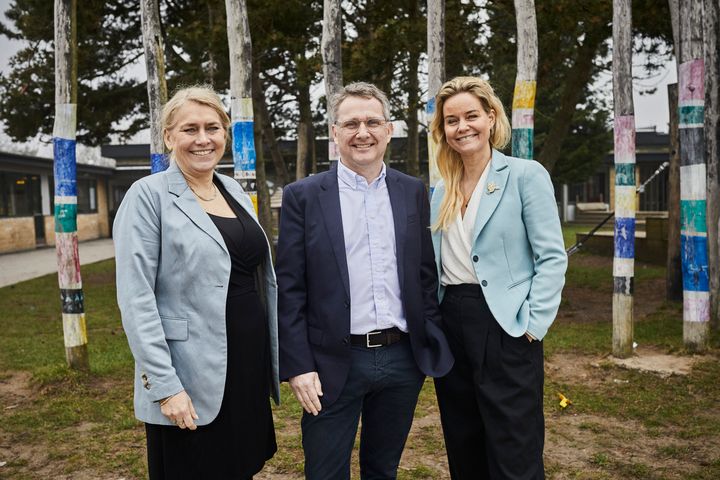 Besøg på Margretheskolen i Gundsømagle. Laura Auken, uddelingschef  Alm. Brand Foreningen, Tue Klitgaard Christensen, direktør for Alm. Brand Foreningen, Susanne Dahl, generalsekretær UNICEF Danmark