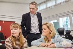 Besøg på Margretheskolen i Gundsømagle. Tue Klitgaard Christensen, direktør for Alm. Brand Foreningen og Susanne Dahl, generalsekretær i UNICEF Danmark.