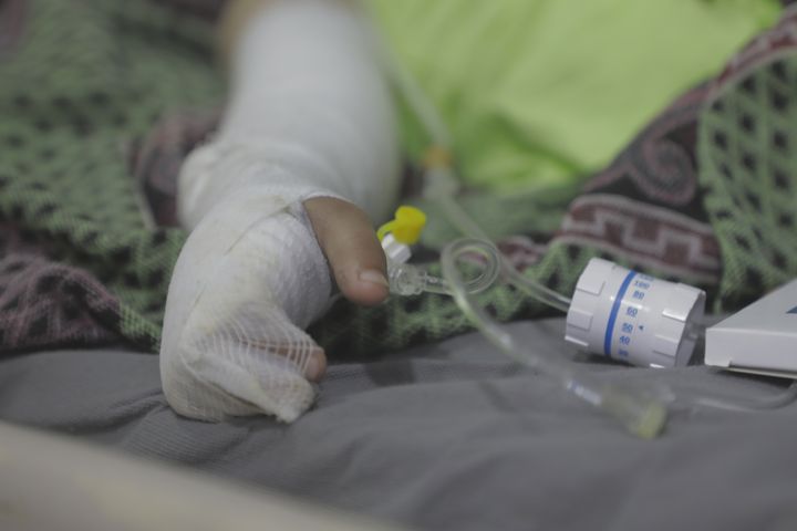 Haneen er den eneste overlevende fra sin familie og blev fundet alene og forbrændt efter et angreb i det østlige Gaza. Med andengradsforbrændinger over 25 % af kroppen kæmper Haneen nu for at hele — både fysisk og i sorgen over at have mistet hele sin familie.