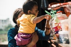 1-årige Preetamtager slik fra en beholder i en butik i Kathmandu, Nepal.