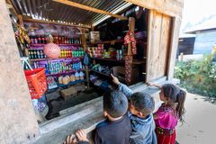 Mynor, Brandon, og Julissa, står foran en lokal butik i lokalsamfundet Juil, Quiché, Guatemalaog diskuterer, hvilken junkfood de vil købe.