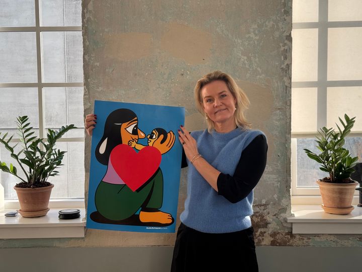 Susanne Dahl, generalsekretær i UNICEF Danmark, med plakaten fra HuskMitNavn.