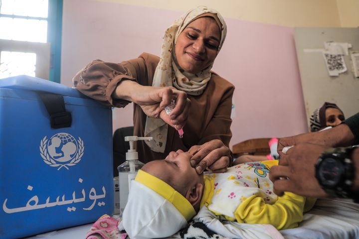 Barn modtager vaccinationer på Al-Daraj-klinikken i det nordlige Gaza.