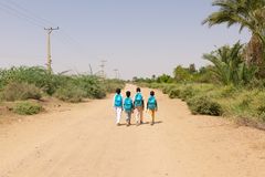 Børn på vej hjem fra skole i det nordlige Sudan i juli 2025.