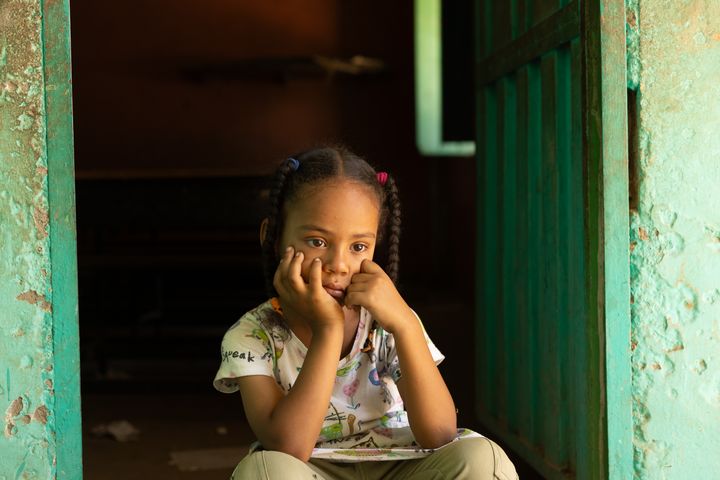 6-årige Fatima er sammen med sin familie flere gange blevet tvunget på flugt. Hun savner sit hjem i Khartoum – de røde blomster i gården, sit værelse og muligheden for at lege trygt udenfor.