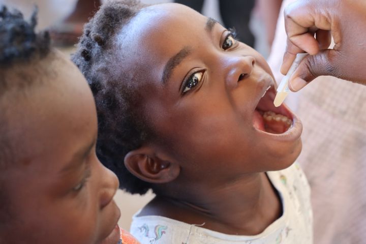 For at beskytte befolkningen i de områder i Mozambique, der er ramt af oversvømmelser, gennemfører sundhedsministeriet en forebyggende vaccinationskampagne mod kolera i de distrikter, der er mest udsatte for udbrud. Vaccinerne tilbydes både på sundhedsklinikker og i afsidesliggende lokalsamfund gennem mobile sundhedsteams.