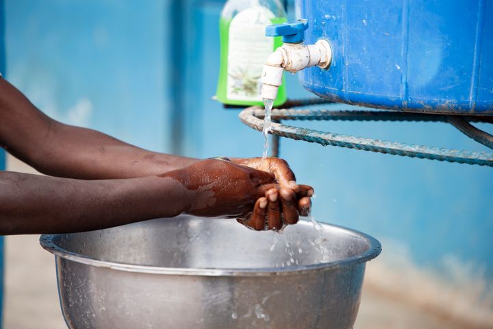 Et barn vasker hænder på den UNICEF-støttede Biringi Primary School i Ituri-provinsen i Den Demokratiske Republik Congo den 16. maj 2026. Biringi er i øjeblikket en sundhedszone, som ikke er ramt af Ebola. Den 15. maj 2026 blev et nyt Ebola-udbrud erklæret i sundhedszonerne Rwampara, Mongwalu og Bunia i Ituri-provinsen. UNICEF-teams blev hurtigt mobiliseret efter de første meldinger om pludselige dødsfald i lokalsamfund og sundhedsfaciliteter. UNICEF vil sammen med regeringen og partnere arbejde for at styrke infektionsforebyggelse og -kontrol samt WASH-indsatser (vand, sanitet og hygiejne) i sundhedsfaciliteter, skoler og lokalsamfund for at reducere smitterisiko og beskytte frontlinjepersonale, børn og familier.
