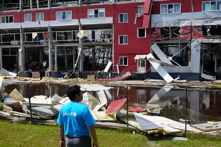 Et lager i Bilohorodka i Kyiv-regionen, som UNICEF anvender til opbevaring af nødhjælp, blev beskadiget under et angreb den 19. juli 2026.