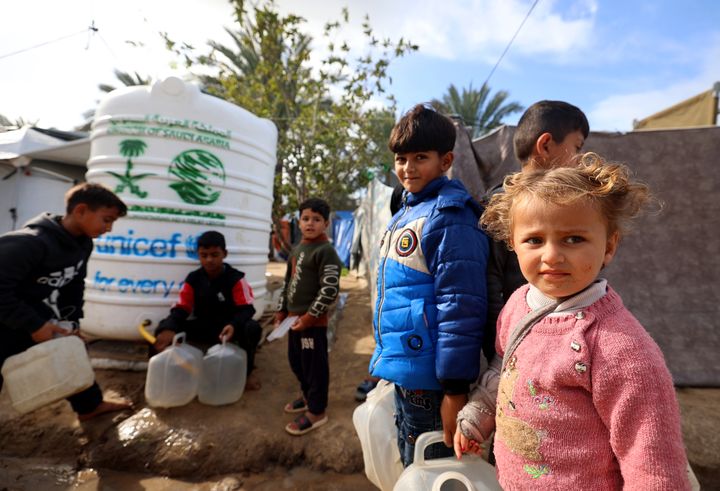 UNICEF opstiller vandtanke ved fordrevne familiers midlertidige opholdssteder i det sydlige Gaza, så familier lettere og mere sikkert kan få adgang til rent vand. Indsatsen er mulig med støtte fra King Salman Humanitarian Aid and Relief Center (KSrelief).