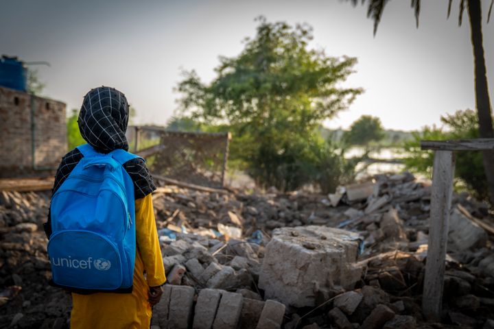 Fatima på 9 år er blandt de børn, hvis skolegang blev afbrudt i 2025 af oversvømmelserne i Pakistan. UNICEF hjælper hende og andre børn med at fortsætte deres undervisning.