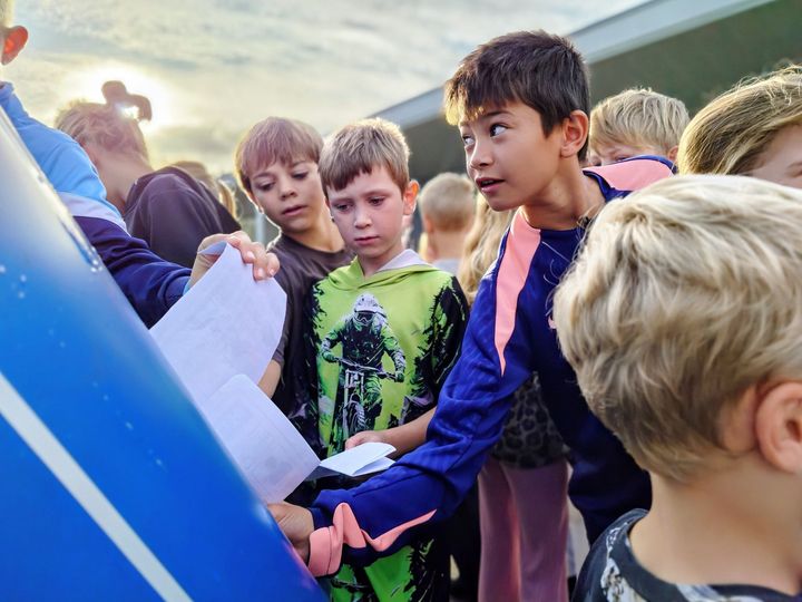 Børn afleverer deres besvarelser i Rettighedsstafetten