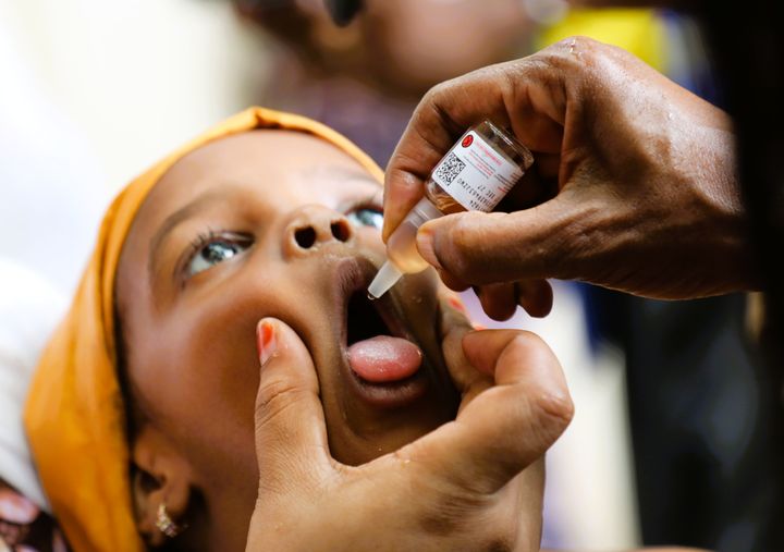 En lille pige får poliovaccine i form af dråber i munden under en særlig vaccinationskampagne i det nordlige Cameroon.