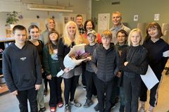Lonni Pia Tyrrell i forgrunden med Jane Kofod fra Cyklistforbundet, Rasmus Emil Lindhede samt børn og lærere på skolen