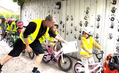 Peter Frimer Dyrholm-Ebsen leger cykellege med børnene i Pilehytten