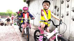 Børn i Pilehytten leger cykellege