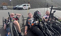 Jan Friis Jørgensen, der er formand for Dansk Håndcykelklub, sidder i kørestol, men cyklen giver ham frihed. Her på Lanzarote med Andrea Østergaard og Stephan Laukamp (th) .