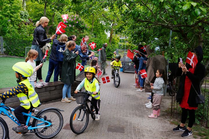 Børn fra Børnehuset Haven i Aarhus har cyklet rundt om Brabrand Sø. De cykler op til 25 kilometer.