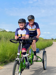 Astrid og Mette Skovbakke på tandemcyklen