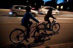 Cyklende børn med lygter