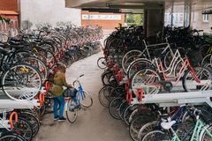 God cykelparkering ved banegården i Odense