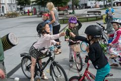 Børn leger cykellege på Israels Plads i København