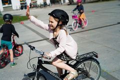 Bøærn leger cykelleg
