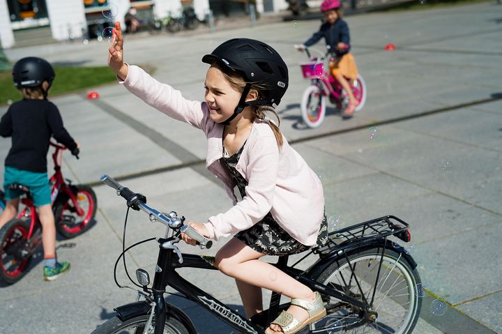 Bøærn leger cykelleg