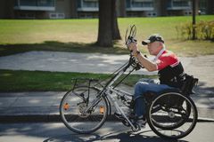 På cyklen oplever Jan Friis Jørgensen ikke de samme problemer, som når han bevæger sig rundt i kørestol.