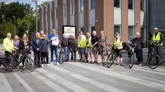 Kenneth Øhrberg Krag overrækker Pedalkraft-Prisen til borgmester Jesper Würtzen og medarbejdere i Ballerup Kommune