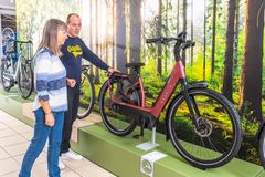 Tomas Pedersen fra Gazelle viser en elcykel frem