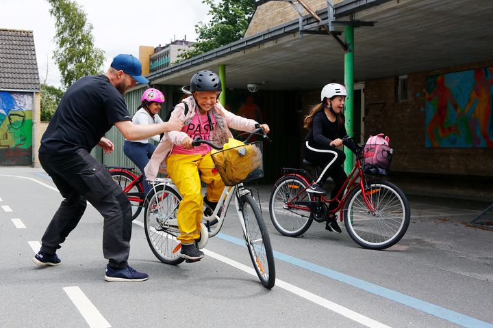 Lærer og børn på Ejerslykkeskolen i Odense
