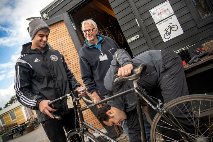 Cykler bliver sat i stand i Sandholmlejren