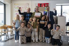 Direktør Kenneth Øhrberg Krag (tv), prismodtager Søren Bertelsen, og borgmster  Marco Anders Damgaard (S)