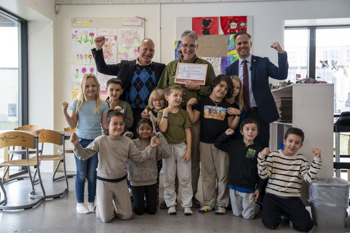 Direktør Kenneth Øhrberg Krag (tv), prismodtager Søren Bertelsen, og borgmster  Marco Anders Damgaard (S)