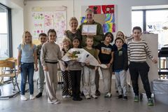 Søren Bertelsen og Janne Linderod med nogle af børnene.