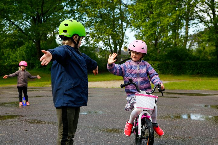Børn leger cykelleg i børnehaven